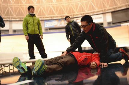 頸椎固定をしながら骨盤骨折を評価